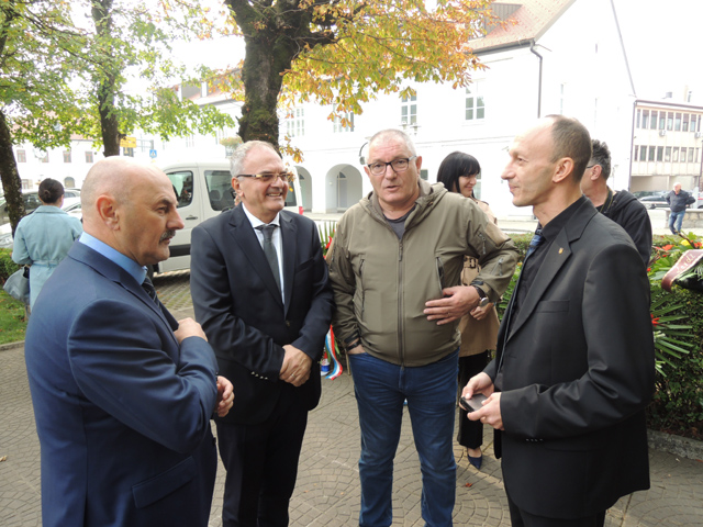 Srdačan susret domaćina i gostiju Albanaca/Snimio Marko ČULJAT                                                                                                                                                                                            