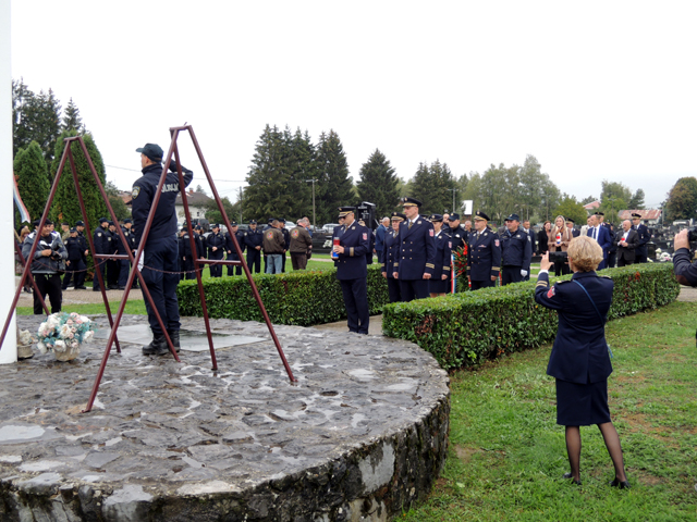 Izaslanstvo Policijske uprave odaje počast kod križa                                                                                                                                                                                                      
