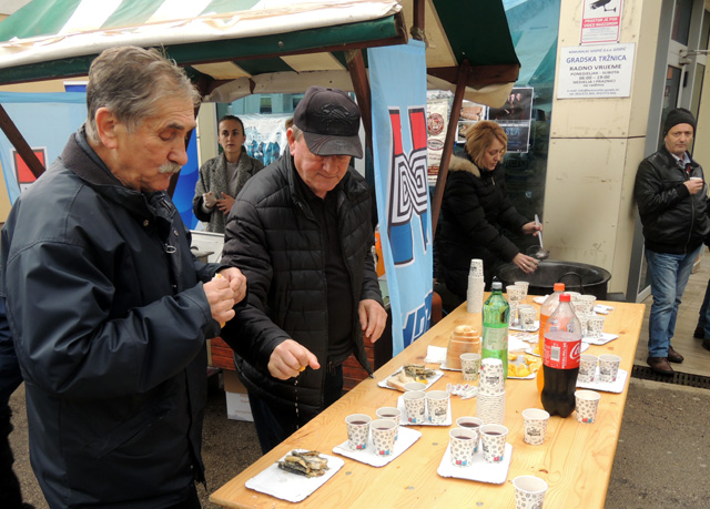 Štand HDZ-a na ulasku u placu/Snimio MARKO ČULJAT                                                                                                                                                                                                         