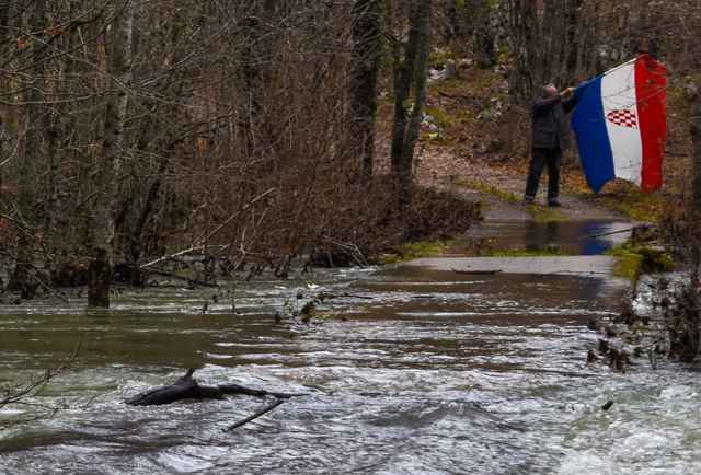 Joseta sa rvackom zastavom na svom mostu s nadom da će i ovu vodotopinu preživit/Snimija Mile Tomičić                                                                                                                                                     