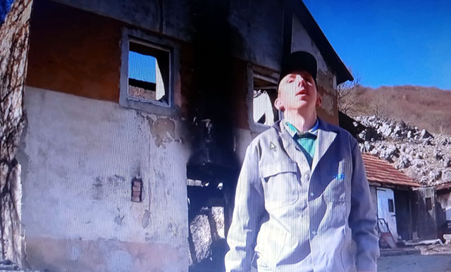 Stariji sin Nikola Rosandić ispre ostataka obiteljskog doma u Podlapcu                                                                                                                                                                                    