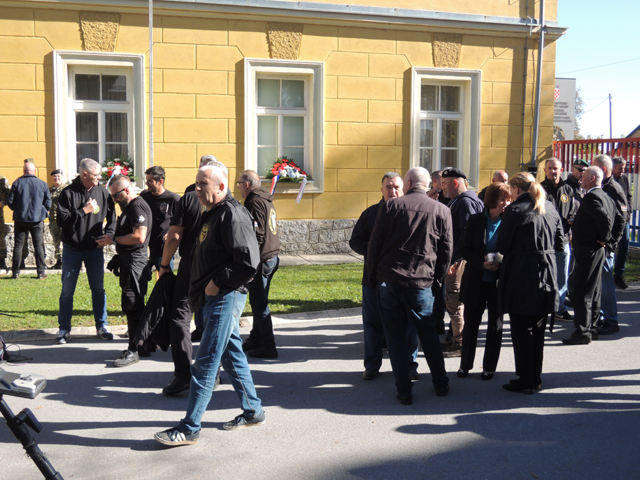 Okupljanje u poznatom krugu gospićke vojarne u Kaniškoj ulici/Snimio Marko ČULJAT                                                                                                                                                                         