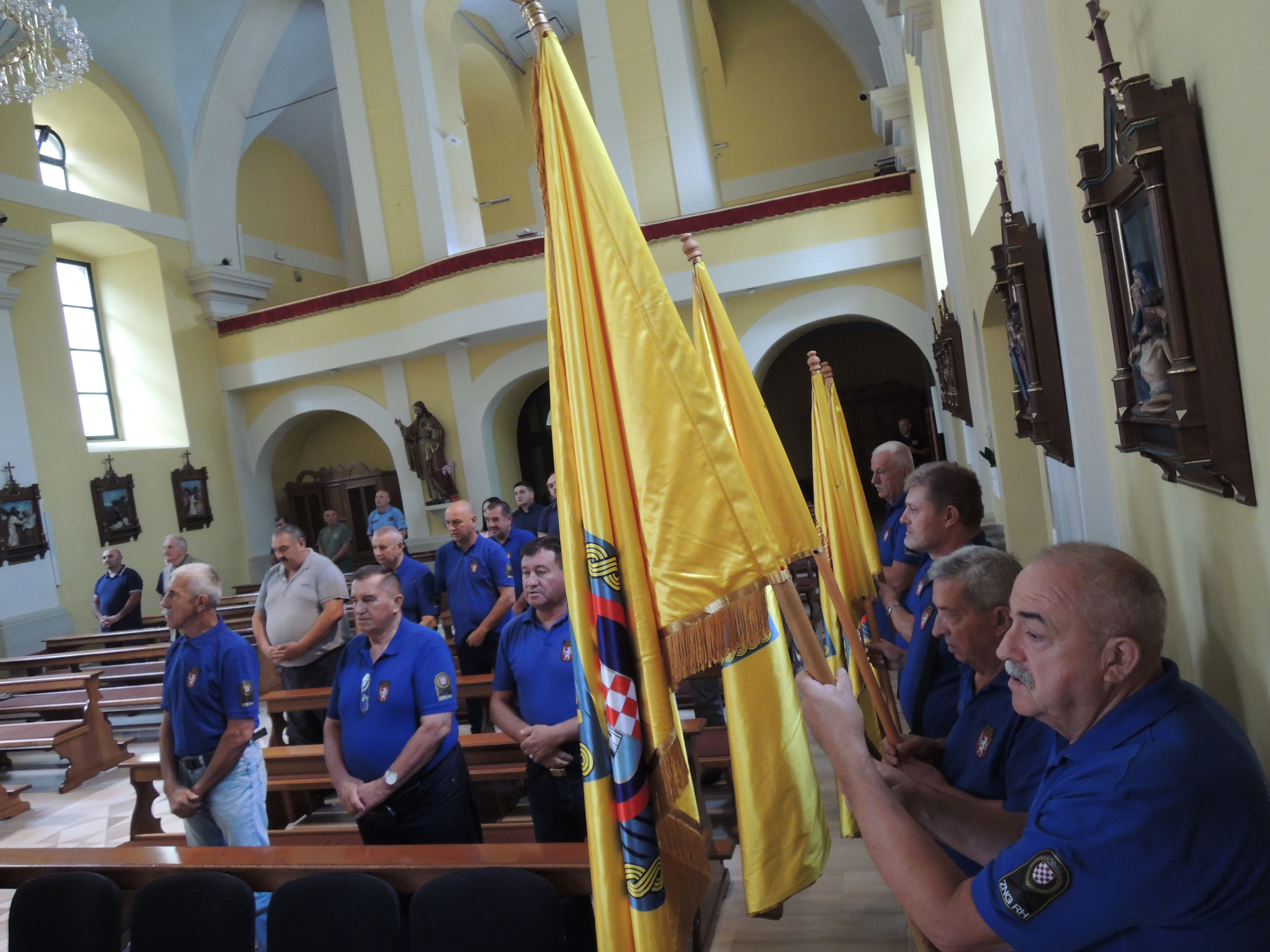 Ratne zastave 118. brigade u praznoj katedrali/Snimio Marko ČULJAT                                                                                                                                                                                        