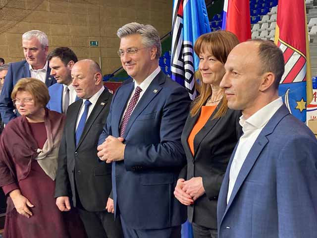 Detalj prije početka skupa HDZ-a u Karlovcu                                                                                                                                                                                                               