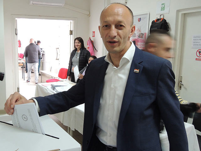 Oko 11 sati na biralište u Bilajskoj ulici stigao je i Ernest Petry, ličko-senjski župan/Snimio Marko Čuljat                                                                                                                                              