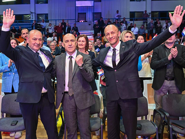 U pobjedničkom duhu na čelu s generalom Medvedom, županom Petryjem i gradonačelnikom Dabom                                                                                                                                                                