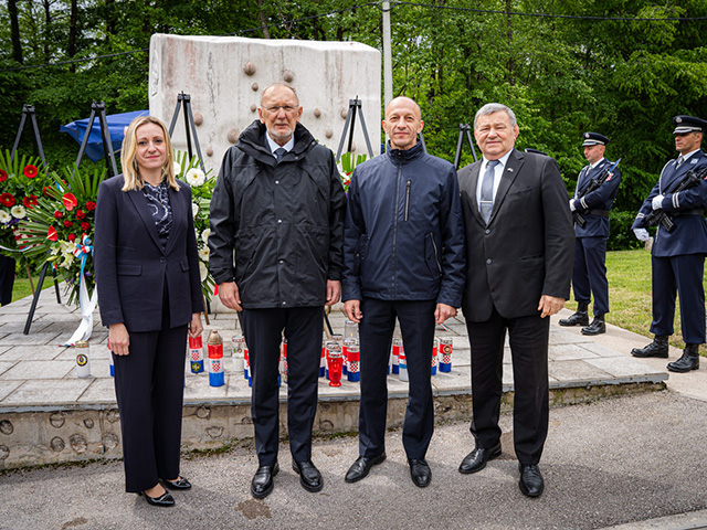 Ispred spomenika Velebitskim junacima rad akademskog kipara Petra Dolića                                                                                                                                                                                  