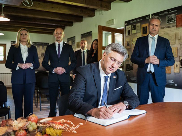 Premijer Andrej Plenković upisuje se u spomen knjigu u Velikom Žitniku                                                                                                                                                                                    