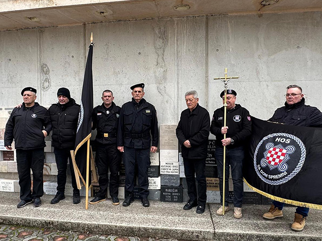 Počast kod spomena hrvatskih grobišta kod CHM na uDBINI                                                                                                                                                                                                   