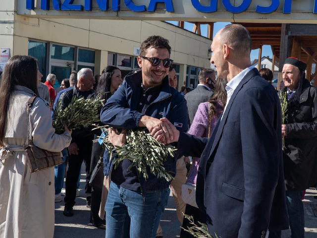 JUtros je grančice dijelio i Ernest Petry, član Predsjedništva središnjice stranke                                                                                                                                                                        