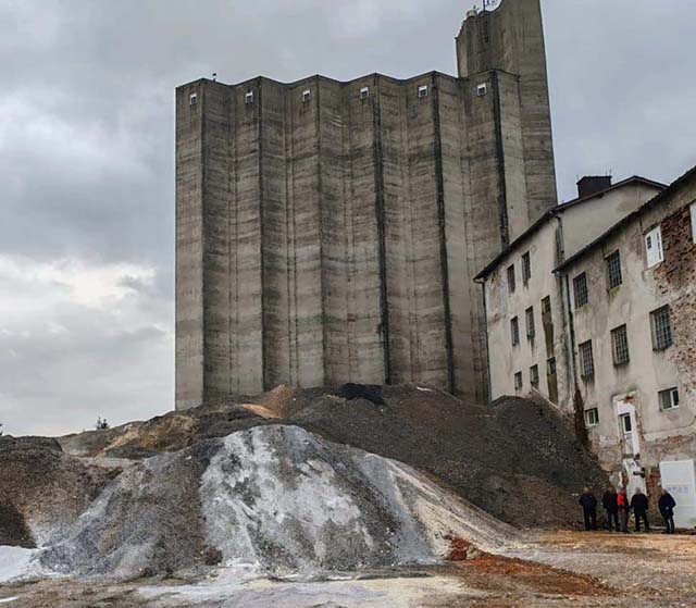 Otpad u Paromlinu je ravan najtežem zločinu, dok je narod pričao, odgovorni su šutjeli, i hvalili se da se koristi taj prostor na kraju Bilajske ulice                                                                                                    