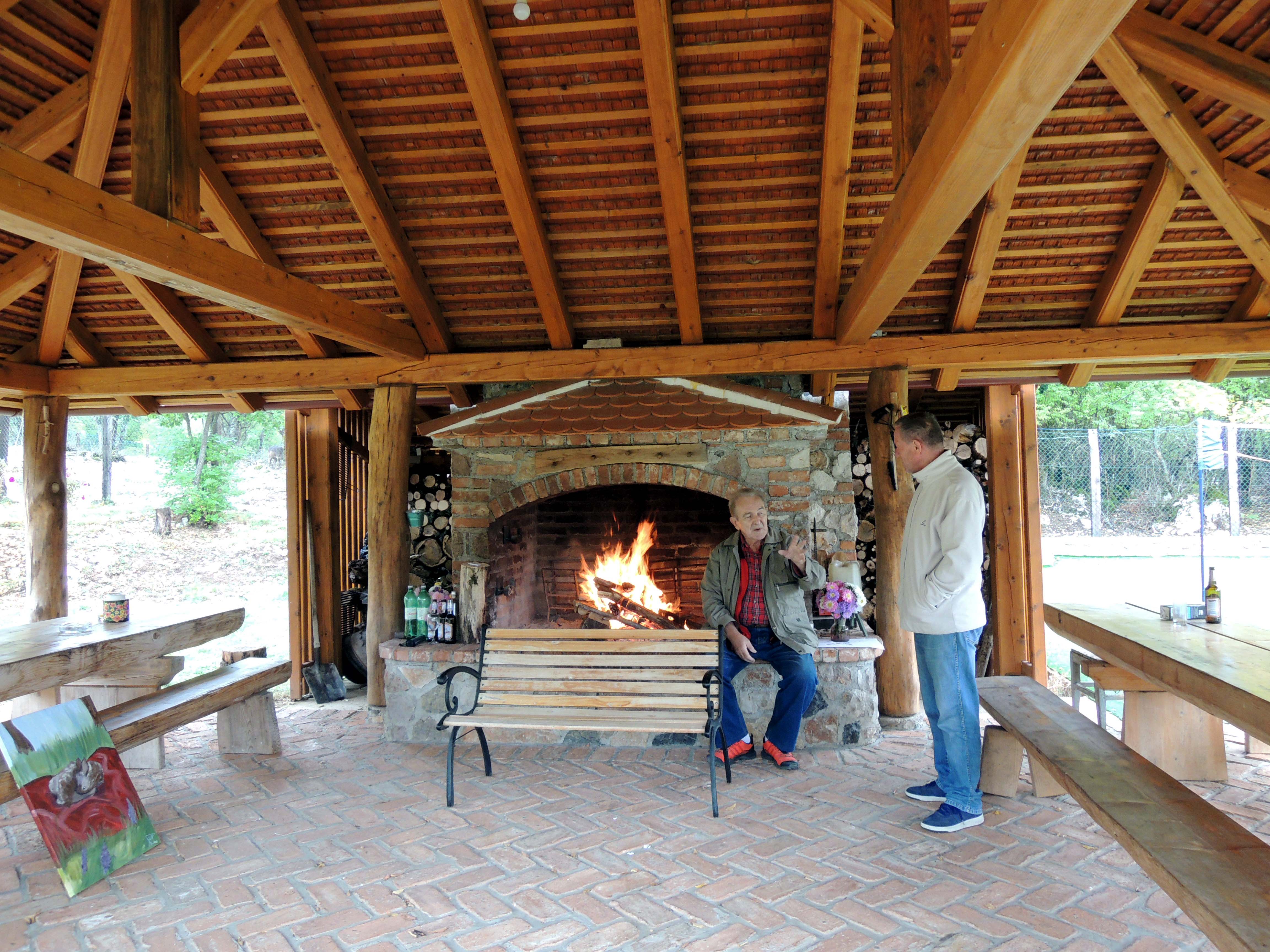 Divankanje Ličana i Dalmatinca uz ognjište u Kršu/Snimila Martha Miletić                                                                                                                                                                                  