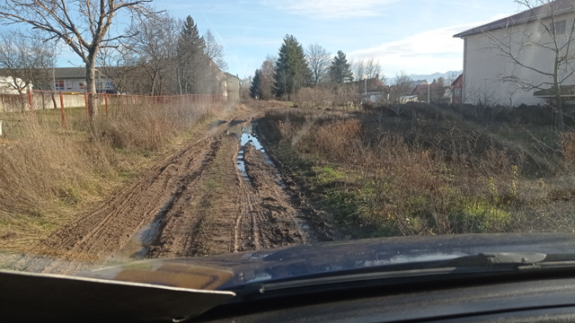 Gradonačelnička bezimena ulice ide preko njiva u Budačkoj ulici i gredica Poljoprivrednog tehnikuma/Snimio Marko Čuljat a ne neki anonimni čitatelj                                                                                                       