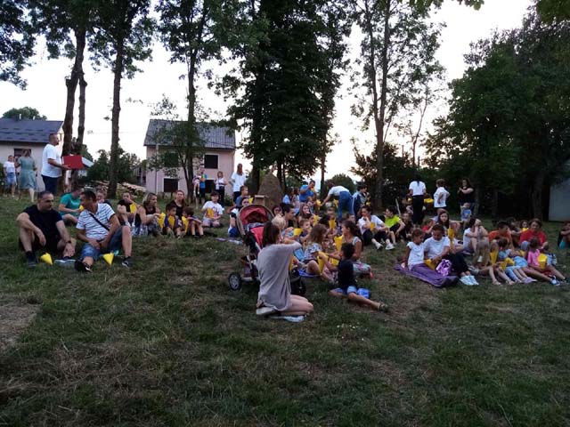 Pred početak prikazivanja prvog filma u školskom dvorištu u Mušaluku                                                                                                                                                                                      