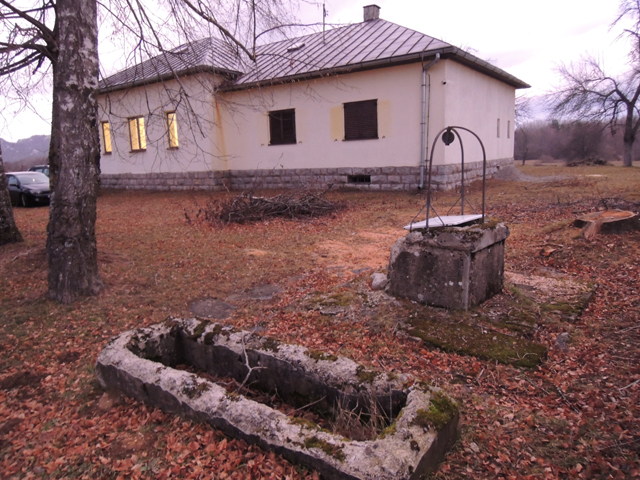 Zgrada nekadašnje osnovne škole u Rastoci gdje je u školu išao i književnik Grga Rupčić/snimio Marko Čuljat                                                                                                                                               