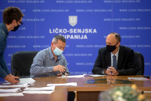 Župan Ernest Petry, danas je potpisao ugovore za nove potpore poduzetnicima                                                                                                                                                                               