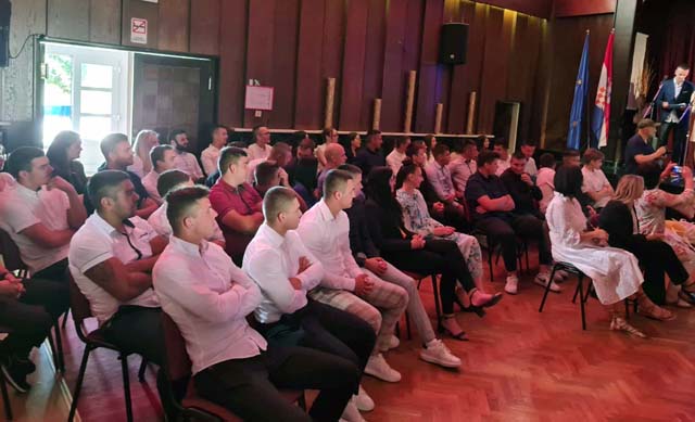 Dio gospićkih maturanata                                                                                                                                                                                                                                  