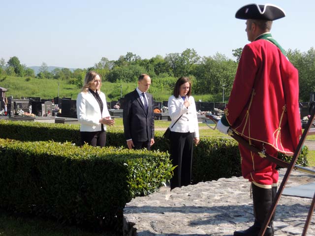 Počast kod velikog križa u groblju/Snimio Marko ČULJAT                                                                                                                                                                                                    