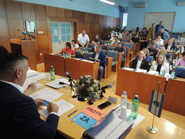 Pogled na Gradsku vijećnicu, u zadanjem planu je 