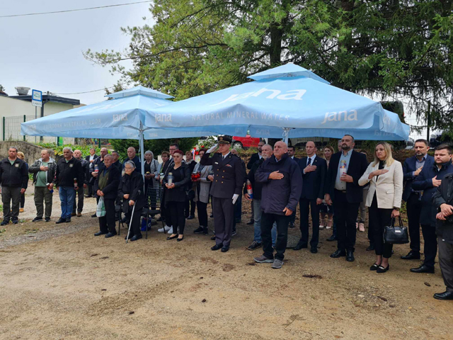 Odavanje počasti poginuloj djeci u Grabovcu početkom Domovinskog rata                                                                                                                                                                                     