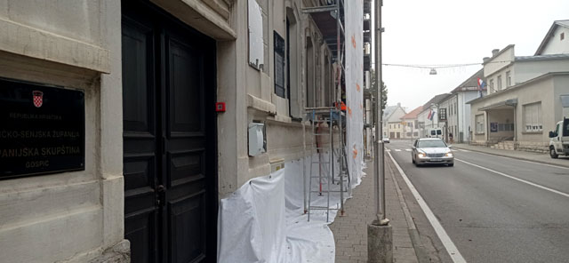 Današnji ulaz u županijsku palaču u Gospiću/Snimio Marko ČULJAT                                                                                                                                                                                           