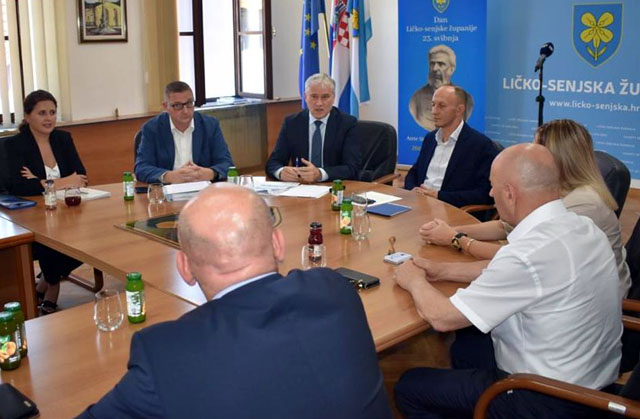 Sudionici potpisivanja ugovora s Hrvatskim vodama                                                                                                                                                                                                         