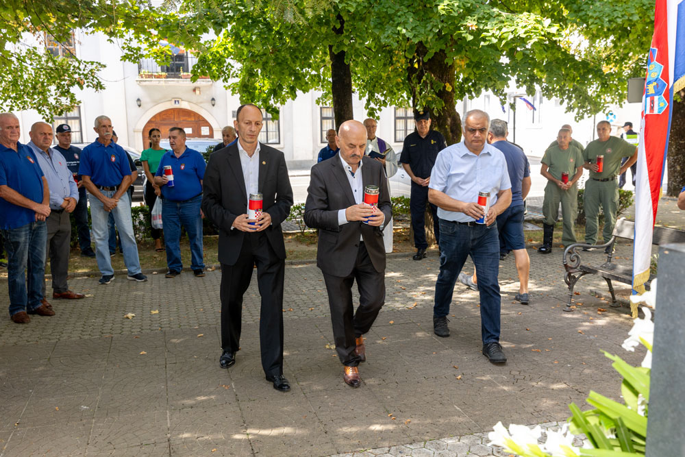 Odavanje počasti poginulim braniteljima i civilima u Gospiću                                                                                                                                                                                              