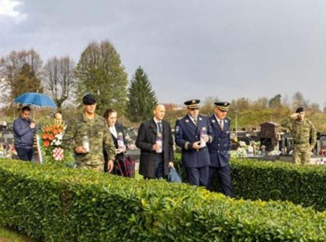 Odavanje počasti kod spomen-križa u gradskom groblju                                                                                                                                                                                                      