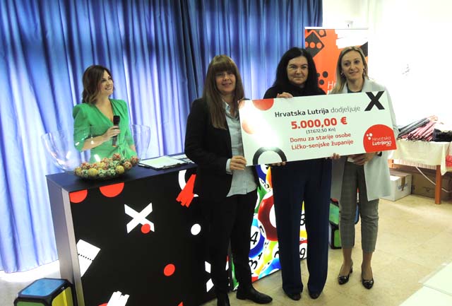 Primopredaja čeka Hrvatske lutrije u Gospiću(Snimio Marko Čuljat
                                                                                                                                                                                        