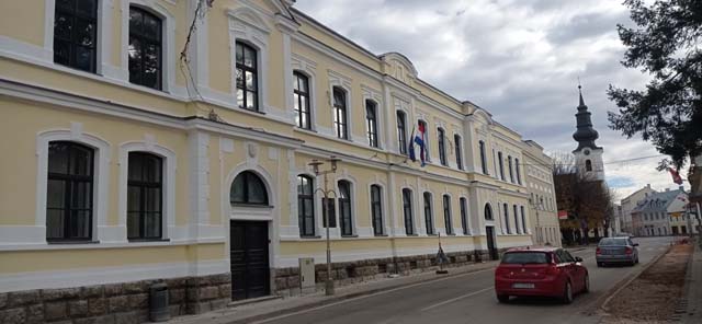 Pogled kroz Tuđmanovu ulici s novim županijskim pročeljem/Snimio Marko ČULJAT                                                                                                                                                                             