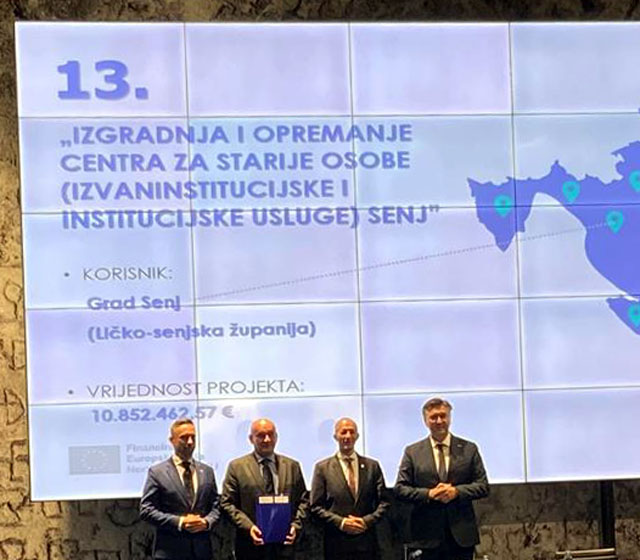 Detalj s današnjeg potpisivanja ugovora o gradnji senjskom doma                                                                                                                                                                                           