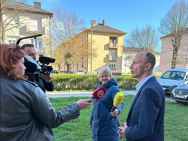 Župan Petry daje izjavu novinarima u Ličkom Osiku Novom                                                                                                                                                                                                   