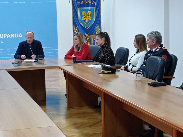 Župan Petry pozdravlja čelnike županijskih žurnih službi/Snimio Marko ČULJAT                                                                                                                                                                              