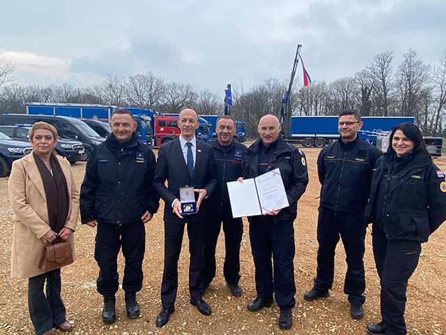 Župan Petry i ravnatelj Trut s Priznanjem Ličko-senjskoj županiji                                                                                                                                                                                         