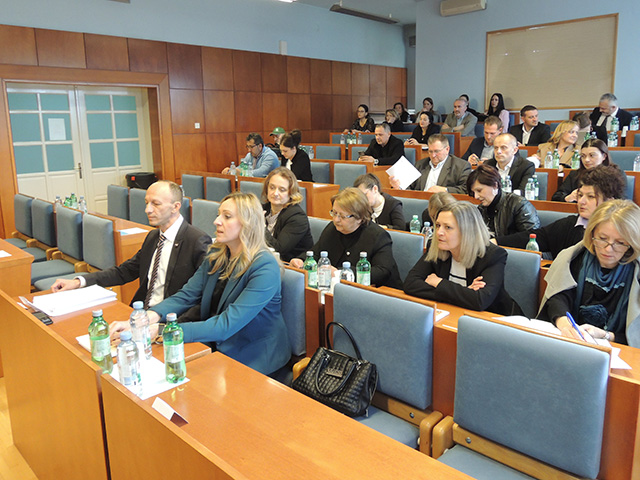 Trenutak prije početka sjednice, lijeve klupe su ostale - prazne/snimio Marko ČULJAT                                                                                                                                                                      