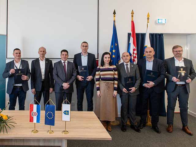 Za uspomenu iz Novalje nakon podjele novih lučkih ugovora                                                                                                                                                                                                 