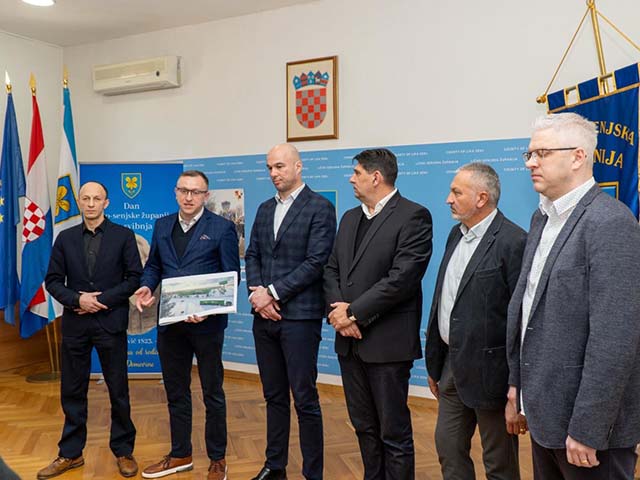 Nakon potpisivanja ugovora o gradnji Pevexova centra u Gospiću                                                                                                                                                                                            