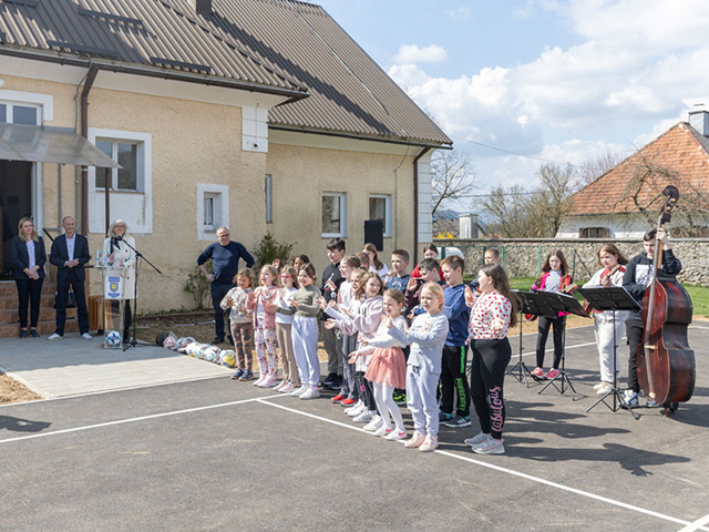 Učenička priredba prilikom otvaranja igrališta                                                                                                                                                                                                            