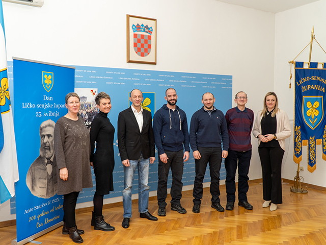 Slika za uspomenu nakon potpisivanja ugovora za sport u tehničku kulturu                                                                                                                                                                                  