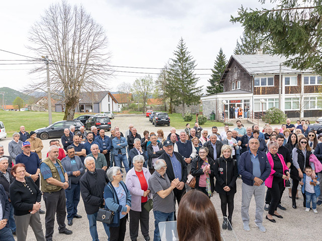 LOvinčani su se okupili u centru mjesta kako bi vidjeli uređenu ljekarnu koja će uskoro početi raditi, a nalazise kod zdravstvene ambulante                                                                                                               