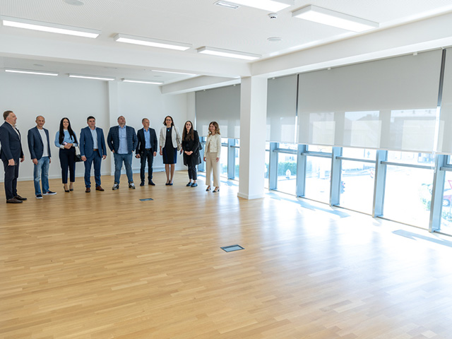 U obilasku nove veleuučilišne zgrade koja je sva u staklu                                                                                                                                                                                                 