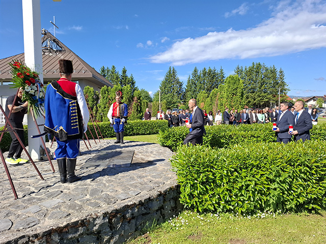 Odavanje počasti kod velikog križa na groblju/snimio Marko Čuljat                                                                                                                                                                                         