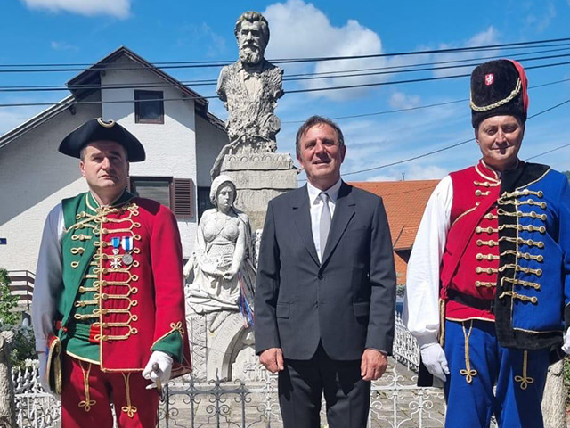 Odavanje počasti Ocu Domovine kod spomenika u Šestinama                                                                                                                                                                                                   