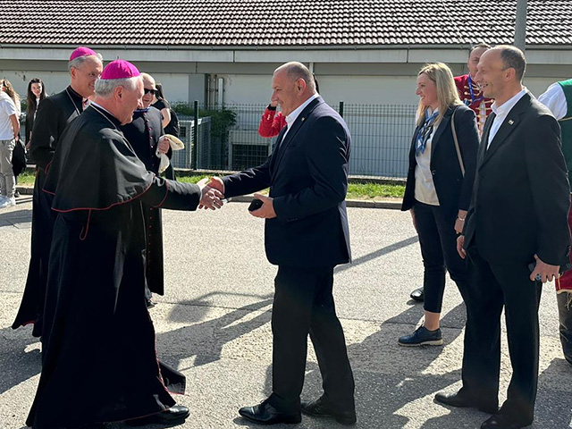 Pozdrav biskupa i političara na Balinovcu                                                                                                                                                                                                                 