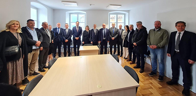 Gosti i uzvanici u jednoj uređenoj senjskoj sudnici                                                                                                                                                                                                       