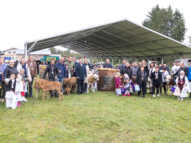 Detalj sa današnje izložbe ličke pramenke i bušena stočnoj placi                                                                                                                                                                                          