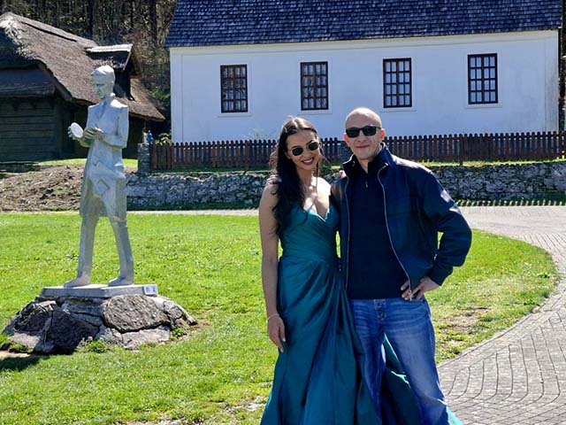 Hrvatska missica Dukić i župan Petri ispred Tesline Kuće                                                                                                                                                                                                  