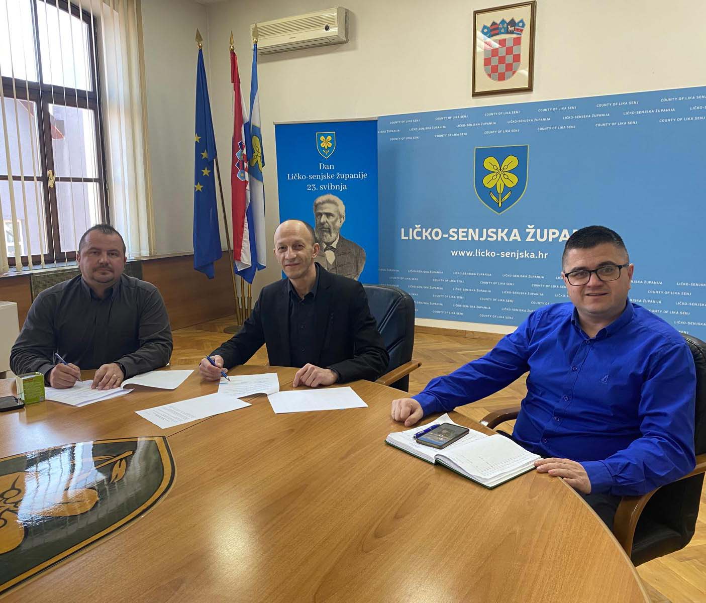 Potpisivanje papira za obnovu sportskog školskog igrališta na Udbini                                                                                                                                                                                      