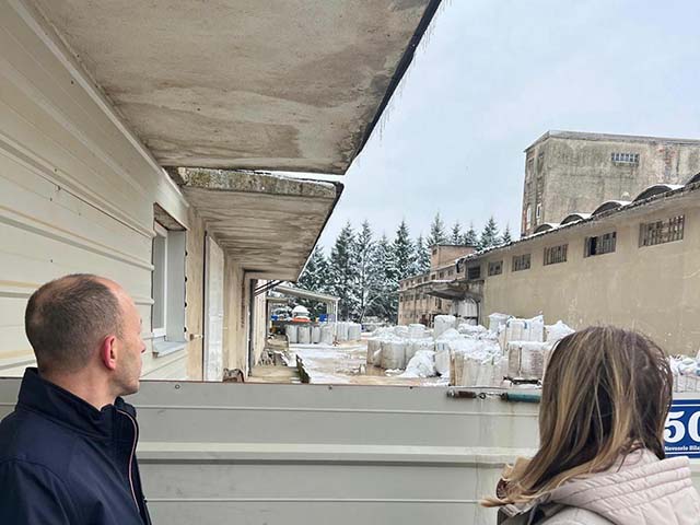 Pogled župana i zamjenice preko improvizirane ograde na otrovno europsko smeće kod Paromlina u Bilajskoj ulici poslije željezničkog stajališta                                                                                                            