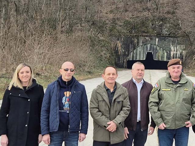 Ispred plješivičkog kaponira - avionske garaže, koja ima oblik MIG-a                                                                                                                                                                                      